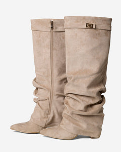 Bottes Élégantes en Suède avec Accents Dorés