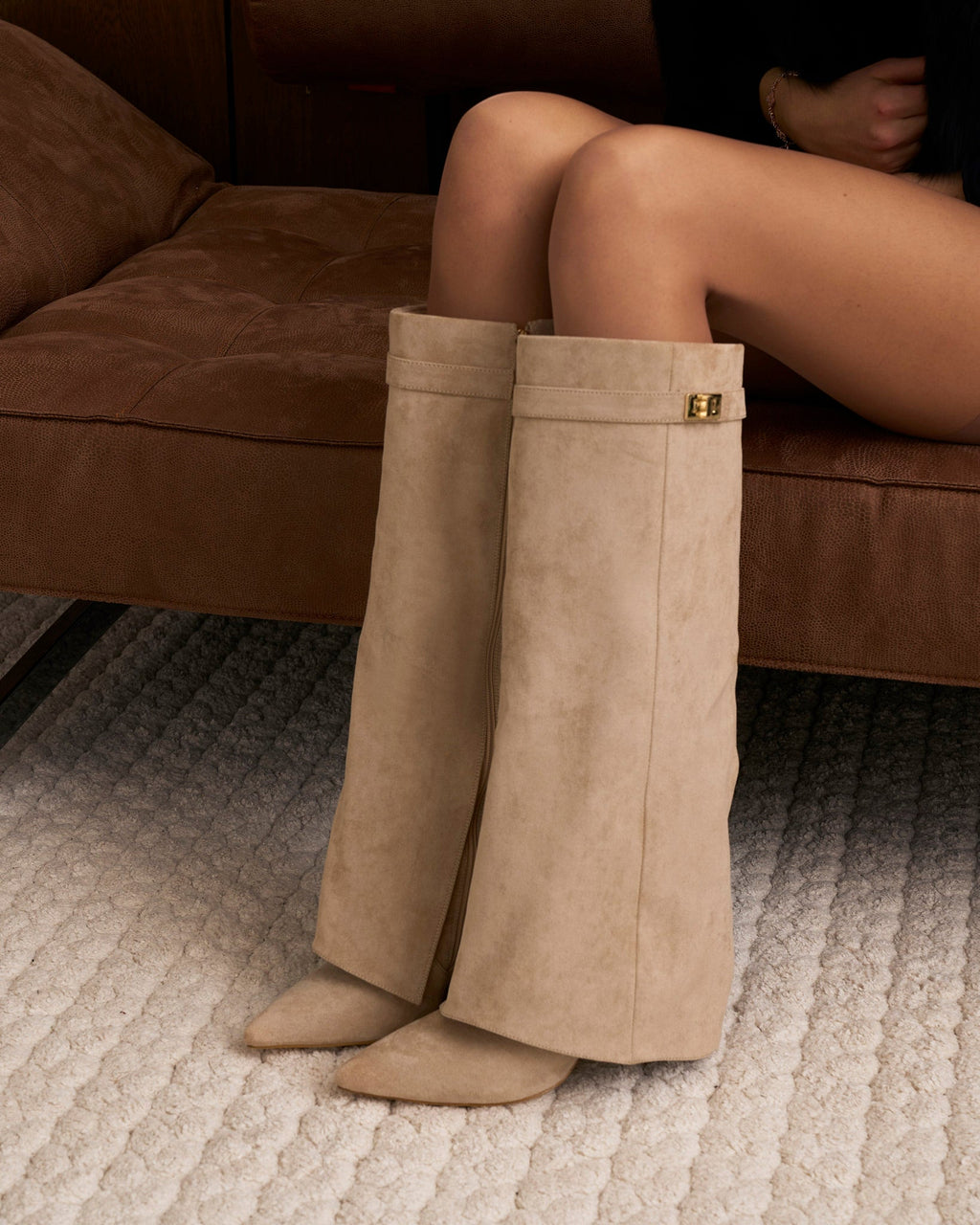 Bottes Élégantes en Suède avec Accents Dorés