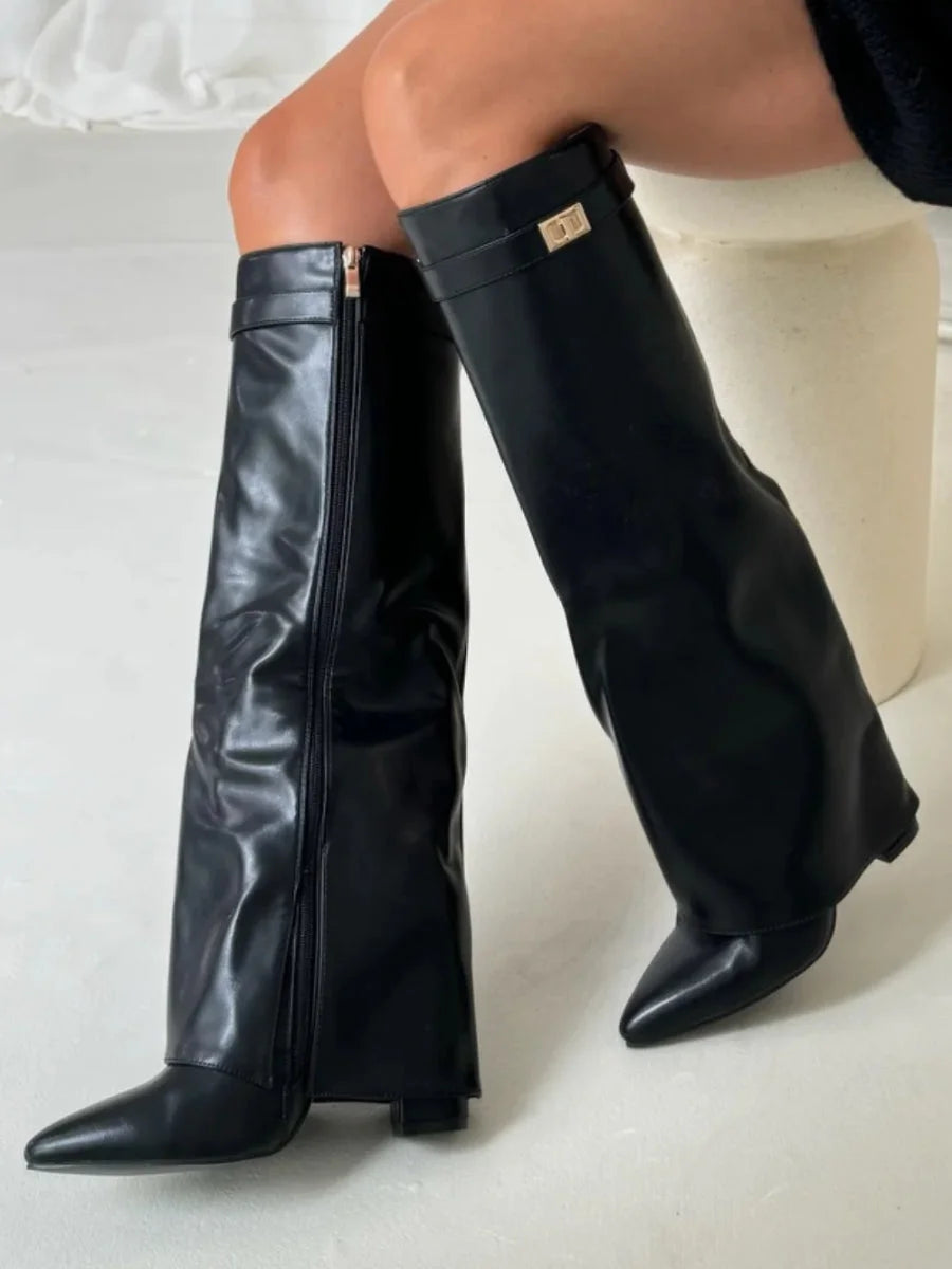 Bottes Élégantes en Suède avec Accents Dorés