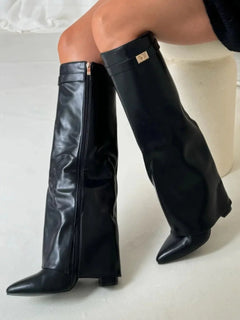 Bottes Élégantes en Suède avec Accents Dorés