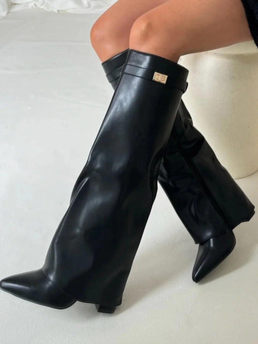Bottes Élégantes en Suède avec Accents Dorés