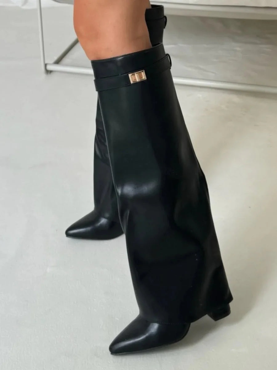 Bottes Élégantes en Suède avec Accents Dorés