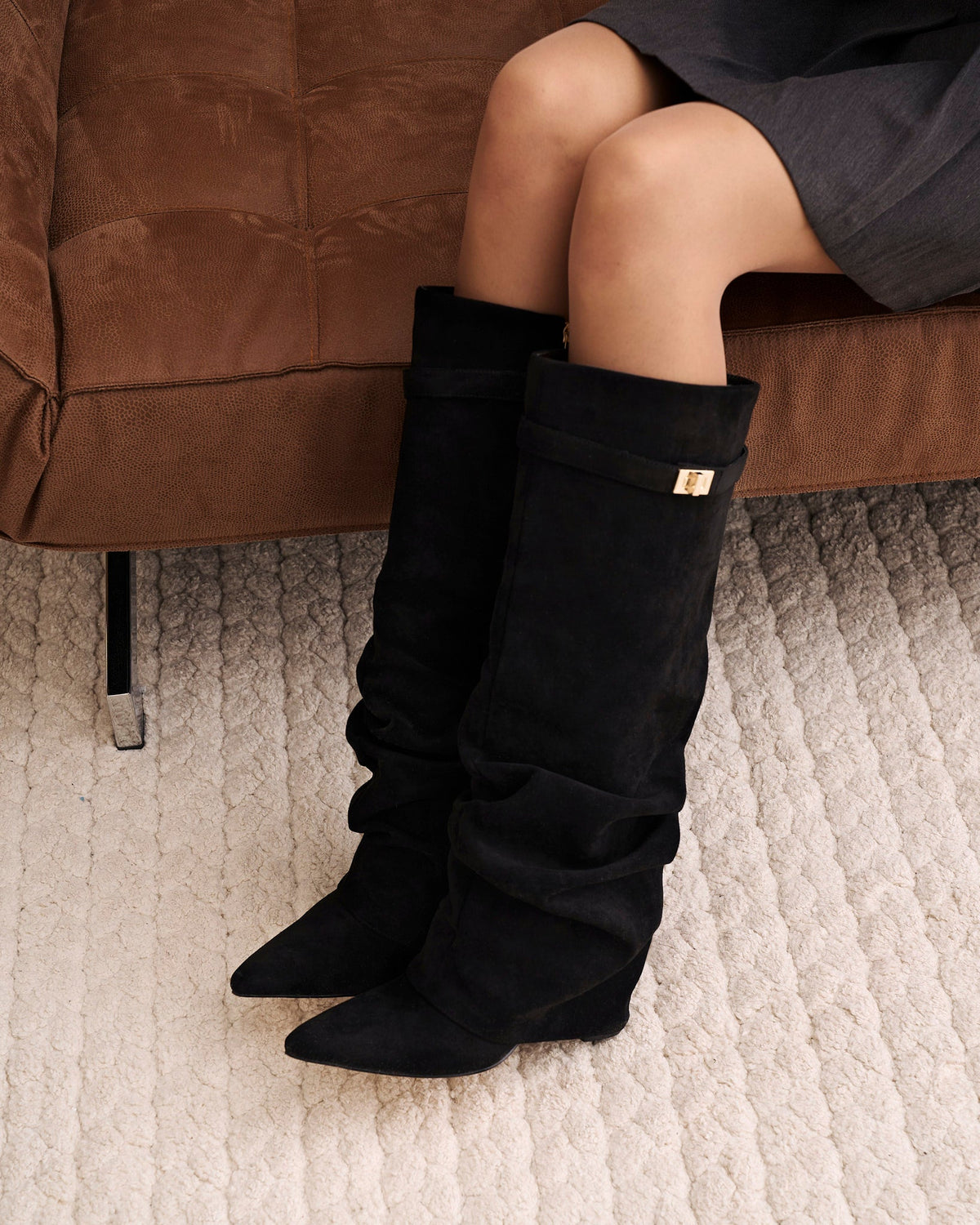 Bottes Élégantes en Suède avec Accents Dorés