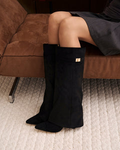 Bottes Élégantes en Suède avec Accents Dorés